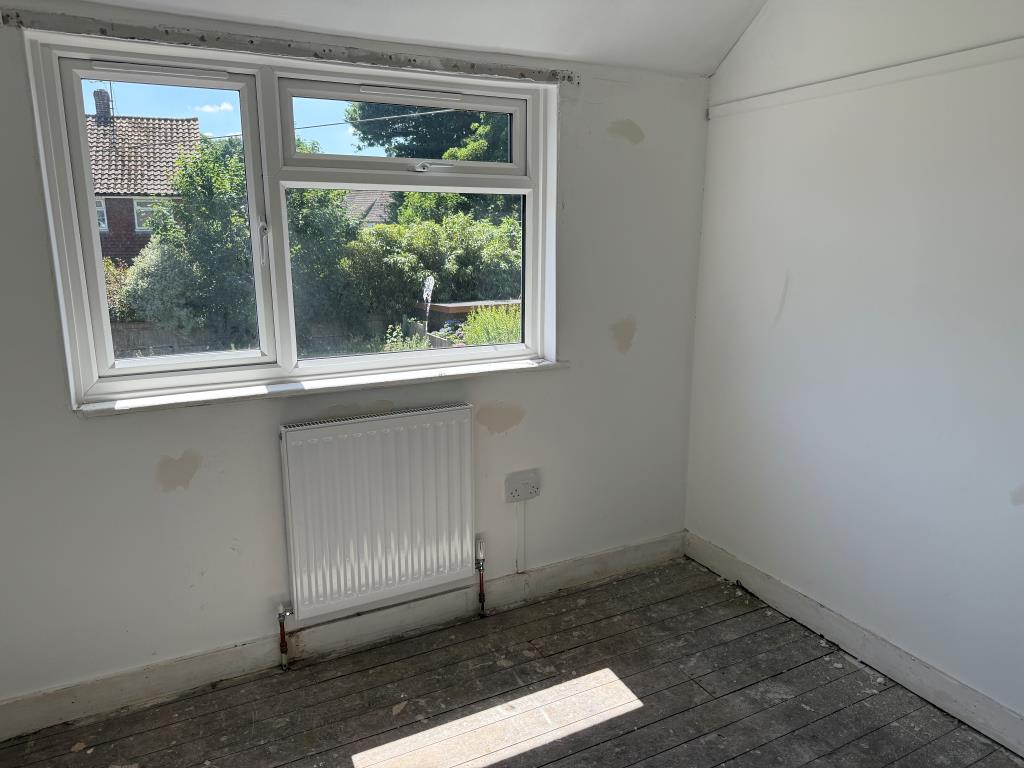 Lot: 170 - SEMI-DETACHED HOUSE IN NEED OF UPDATING -